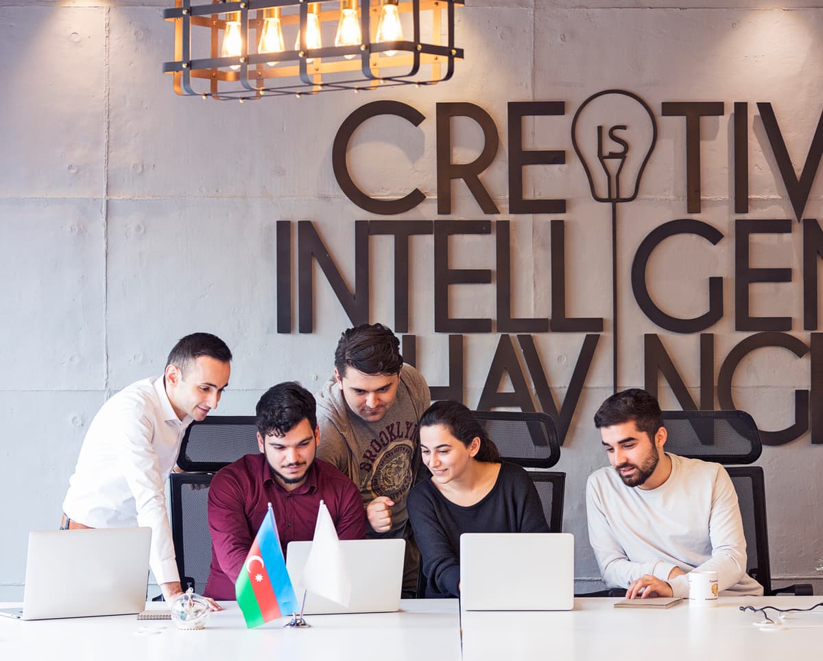 Digital Agency vs. Freelancer: What Growing Startups Actually Need in 2026